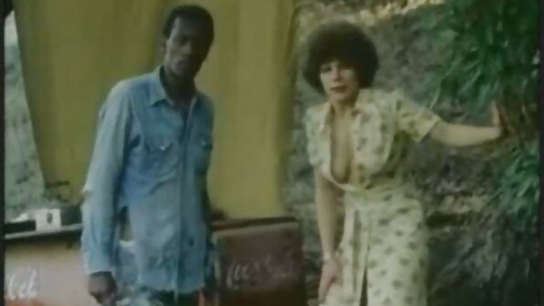 Vitka plavuša zadirkuje svog kija kockar porno snimak dečka