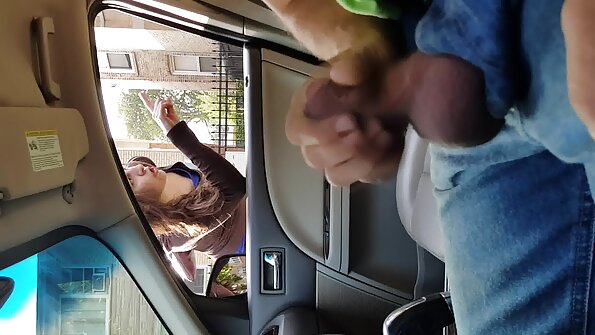 Napaljena maserka svojoj klijentici mobilni porno snimci daje poseban tretman