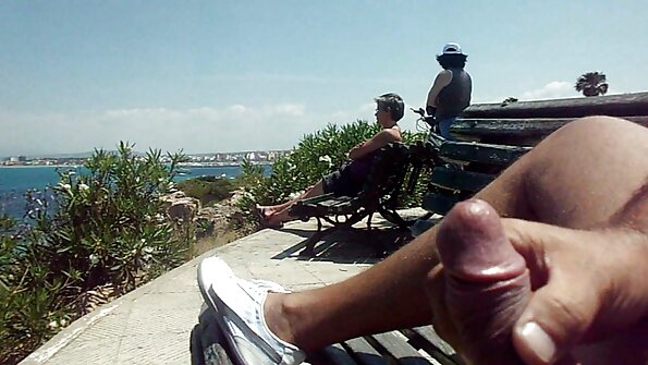 Pomalo bucmasta crvenokosa MILF u visokim potpeticama masturbira na skriveni porno snimci kauču