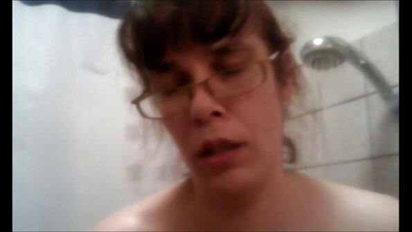 Prekrasne porno zvijezde namazuju karanje snimci lice kremom nakon sjajnog trojca