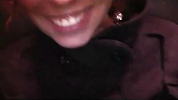 Kitty se amaterski klipovi igra s djevojkama na kauču