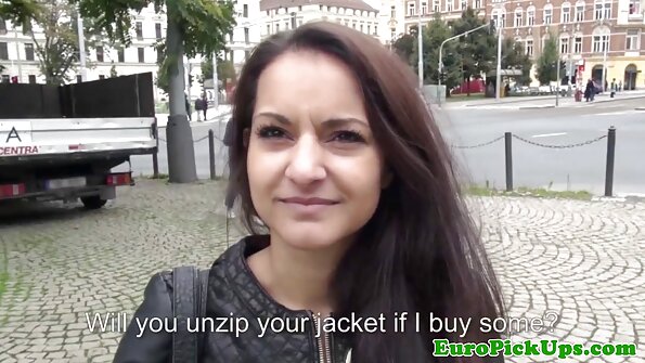 Sasha domaci sex snimci nosi crne podvezice