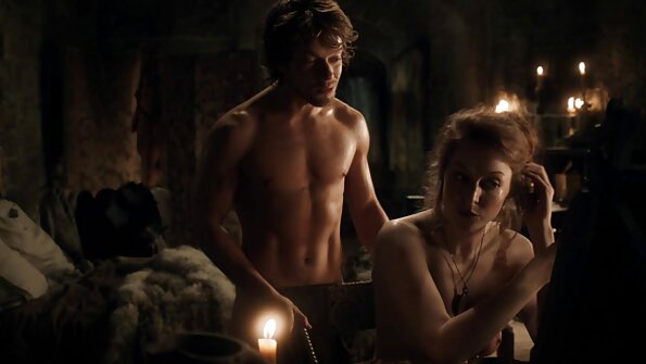 Plavuša je prikovana u mobilni porno klipovi kombiju