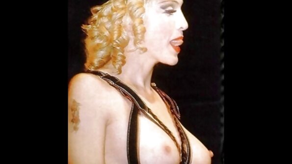 Djevojka s kovrčavom kosom se sodomizira u amaterski klipovi krevetu