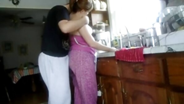 Napaljena mamica amaterski sex klipovi Melina May siše i jebe tvrdog kurca u POV