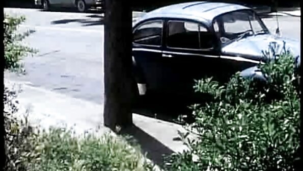 Drska brineta Monika Wild uzima penis duboko erotske snimke u dupe