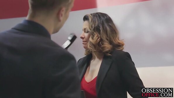 Crnka Indica Flower s velikim prirodnim sisama ima seks i siše maca diskrecija porno snimci kurac