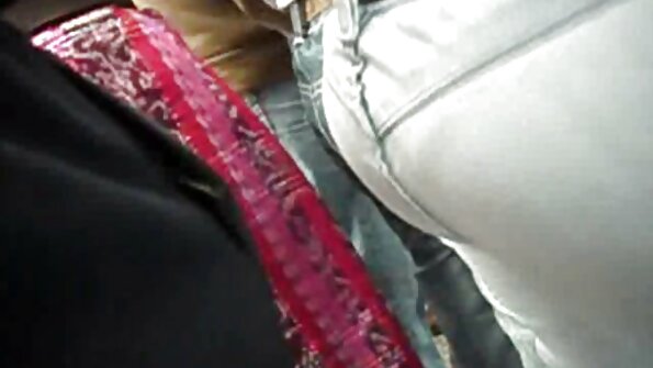 Mama koja mami po sexi clipovi leđima uz bazen