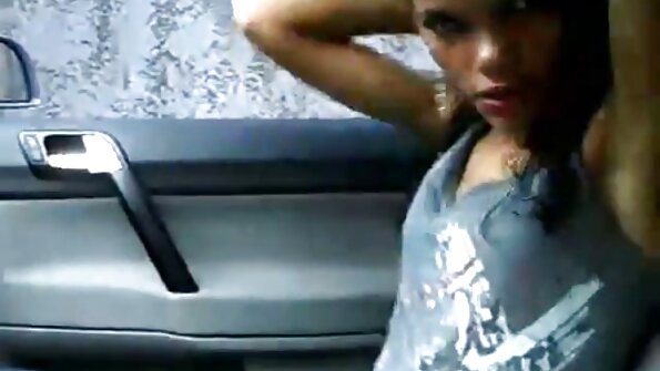 Crnokosa djevojka vrišti od zadovoljstva sex privatni snimci