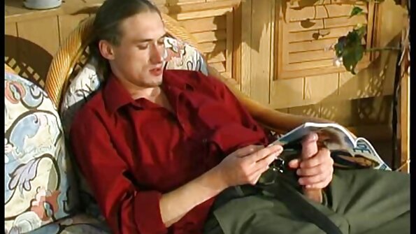 Seksi kao pakao cura s naočalama koja se udara sex amaterski snimci na sofu