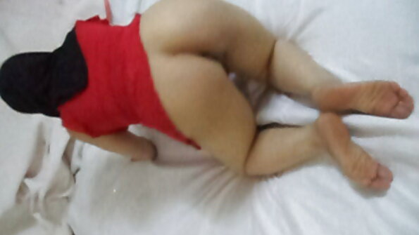 Plavokosa baka širi svoje noge žicu porno snimci skrivena kamera za mladog pedera