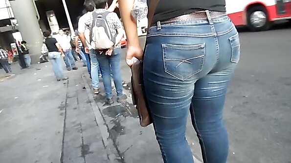 Crnokosa žena uživa sisati domaci sex snimci kurac svog ljubavnika