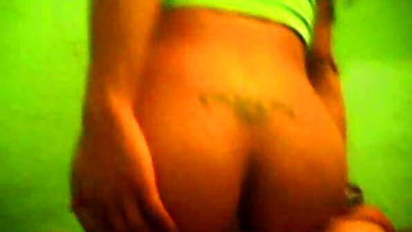 Vruća sex privatni snimci brineta Julia De Lucia se duboko jebe i tušira vrućim šmrkanjem