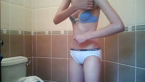 Lijepa plavuša ima mačku porno mobilni snimci frizuru