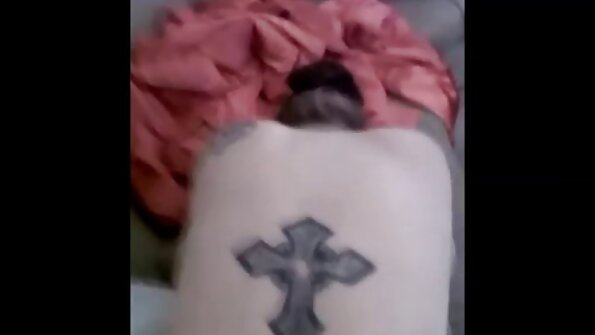 Tetovirana vitka plavuša radi duboko grlo sex amaterski snimci