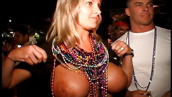 Madison Scott se jebe amaterski snimci porno u javnom WC-u