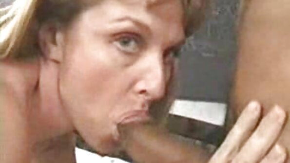 Seksi erocki snimci i napaljena MILF Mona užitak joj pizdu