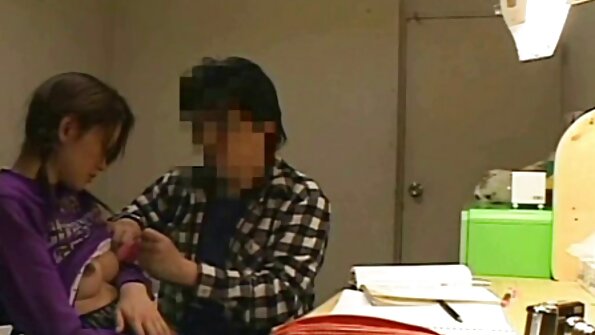 Debela euro MILF uči Stephanie kako se pravilno jebati amaterski snimci porno