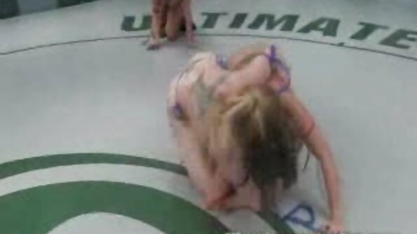 Nestašna domaćica porno snimke zadovoljava dva tipa