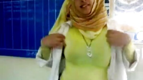 Jennifer Dark drži veliki porno snim debeli kurac